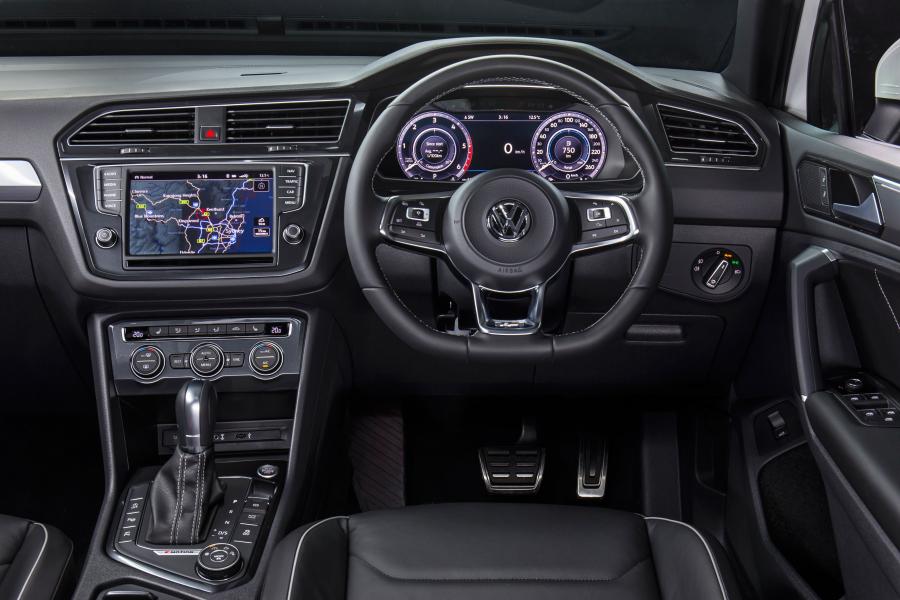 Интерьер Volkswagen Tiguan R-Line 2016 года  (AU) (фото 3 из 30)